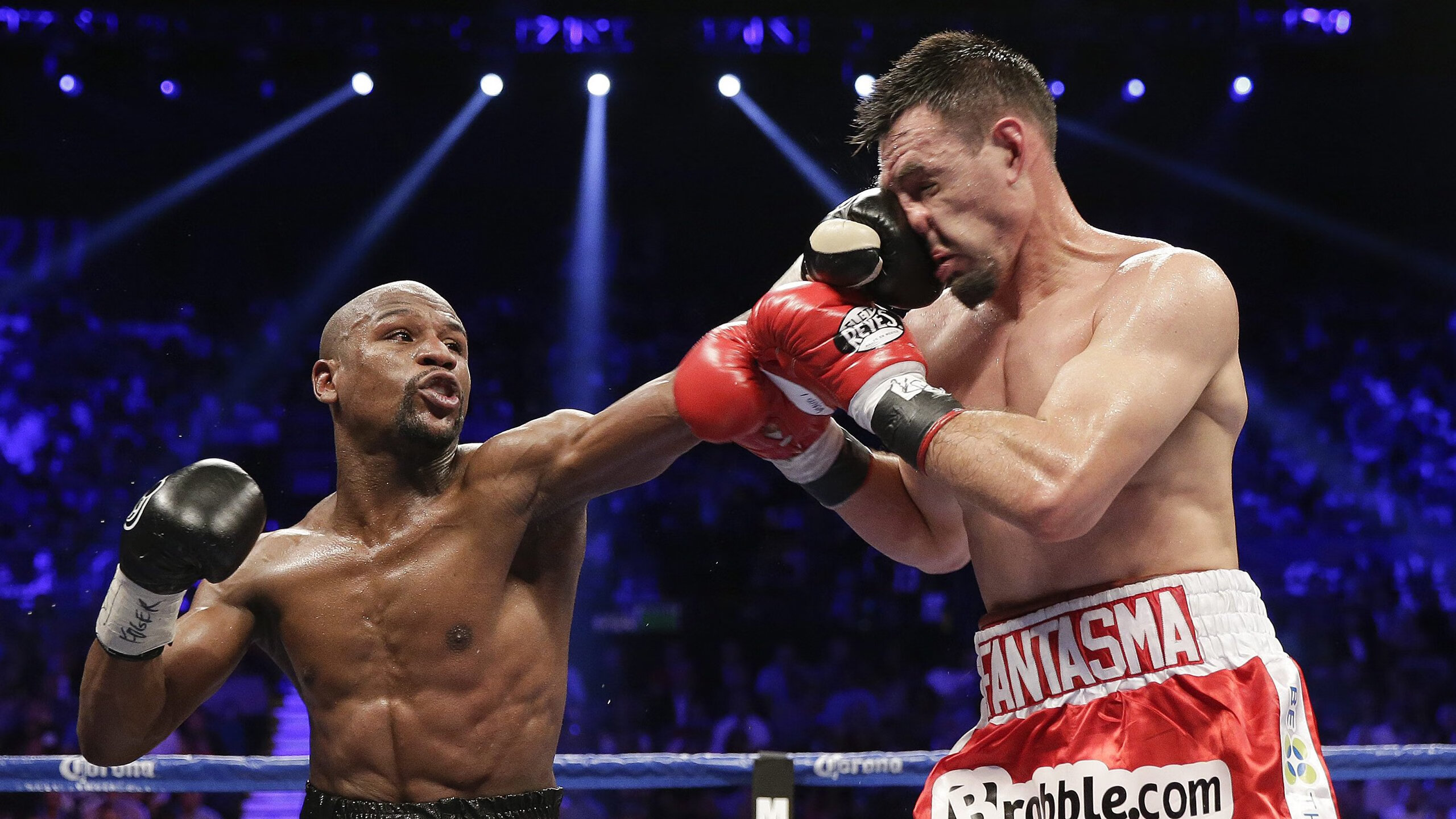 里昂边后卫助攻频繁增加进攻层次，里昂右后卫